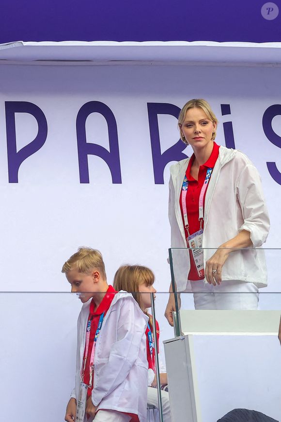 La princesse Charlene de Monaco, et leurs enfants, le prince Jacques de Monaco, marquis des Baux, et la princesse Gabriella de Monaco, comtesse de Carladès en tribunes lors du match de Rugby à 7opposant la France à l’Afrique du Sud (19-5) lors des Jeux Olympiques (JO) de Paris 2024, au stade de France, à Sain t-Denis, Sein e Saint-Denis, le 27 juillert 2024. © Jacovides-Perusseau/Bestimage