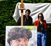 Une enquête a été ouverte pour déterminer les circonstances ayant mené à son décès après une baignade dans une zone réputée dangereuse 

Jalil Narjissi avec sa femme Valérie et leur fille lors de l'inauguration d'un complexe sportif portant le nom de Medhi Narjissi, leur fils décédé lors d'un entrainement de rugby en Afrique du Sud.  Sainte-Colombe-en-Bruilhois, le 25 mai 2025.
Crédit : Thierry Breton/PsnewZ/Bestimage