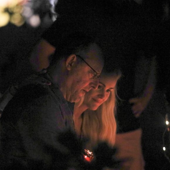 Exclusif - Arrivée samedi 16 février 2019 à Saint-Barthélemy pour les vacances scolaires des filles, Laeticia Hallyday est venue se recueillir sur la tombe de Johnny avec ses filles Jade et Joy, sa mère Françoise Thibaut et Jean Reno avec sa femme Zofia Borucka au cimetière marin de Lorient à Saint-Barthélemy. (Pour infos voir vendeur)