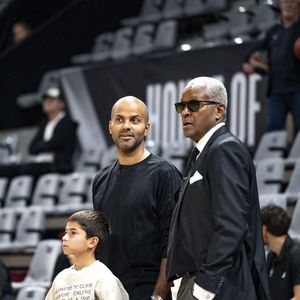 Tony Parker a récemment perdu son père

Tony Parker avec son fils Josh et son père Tony Parker Sr - Basket-ball : Betclic Elite - Villeurbanne Vs Nancy (115-71) à l’Astroballe de Villeurbanne. © Sandrine Thesillat / PsNewZ/Bestimage