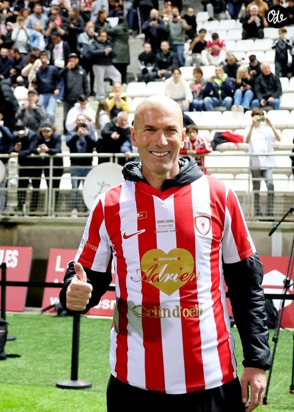 Zinedine Zidane durant la première édition du « match des légendes » opposant l'équipe des Légendes, les anciens de Cannes, à l'équipe des Etoiles avec pour capitaine Didier Deschamps, au stade Pierre de Coubertin à Cannes, le 30 octobre 2025. © Dominique Jacovides  / Bruno Bebert / Bestimage