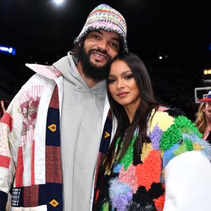 En voyage au Japon avec sa fille Leia, Joakim Noah s'est prêté à un autre jeu : tester quelques spécialités disponibles dans un célèbre magasin 7-Eleven, une enseigne incontournable au Japon
Joakim Noah et sa femme Lais Ribeiro - People au match de Basketball Paris NBA 2023 entre les Pistons de Detroit et les Bulls de Chicago à l'Accor Arena Bercy le 19 janvier 2023. © Veeren/Bestimage