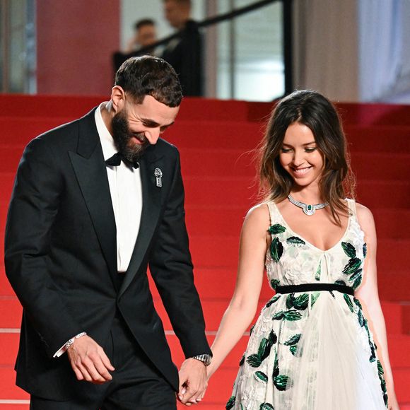 Le footballeur de 37 ans a-t-il enfin trouvé le véritable amour auprès de l’actrice ? Cela en a tout l’air.

Karim Benzema et Lyna Khoudri assistent à la première de 13 Jours 13 Nuits à Cannes, France, le 23 mai 2025 dans le cadre du 78ème Festival de Cannes. Photo par Aurore Marechal/ABACAPRESS.COM
