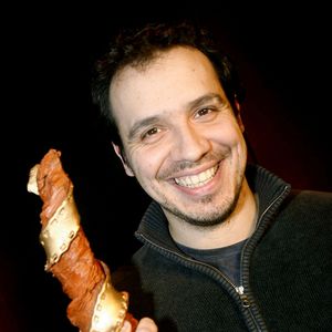 L'acteur français Alexandre Astier assiste à la première cérémonie des « Trophées Jeunes Talents », qui récompensent les jeunes professionnels talentueux (comédien, réalisateur et journaliste de télévision) de l'année, organisée au théâtre Splendid à Paris, en France, le 19 février 2006. Photo de Mehdi Taamallah/ABACAPRESS.COM