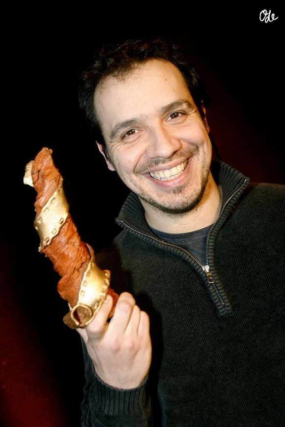 L'acteur français Alexandre Astier assiste à la première cérémonie des « Trophées Jeunes Talents », qui récompensent les jeunes professionnels talentueux (comédien, réalisateur et journaliste de télévision) de l'année, organisée au théâtre Splendid à Paris, en France, le 19 février 2006. Photo de Mehdi Taamallah/ABACAPRESS.COM