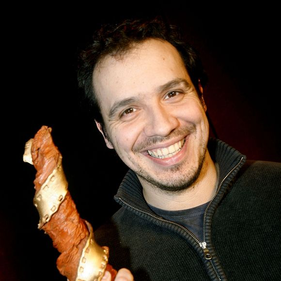 L'acteur français Alexandre Astier assiste à la première cérémonie des « Trophées Jeunes Talents », qui récompensent les jeunes professionnels talentueux (comédien, réalisateur et journaliste de télévision) de l'année, organisée au théâtre Splendid à Paris, en France, le 19 février 2006. Photo de Mehdi Taamallah/ABACAPRESS.COM
