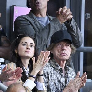 Mick Jagger et sa compagne Melanie Hamrick assistent aux épreuves d'athlétisme lors des Jeux Olympiques de Paris2024 (JO), le 8 août 2024. 
© Perusseau-Jacovides / Bestimage