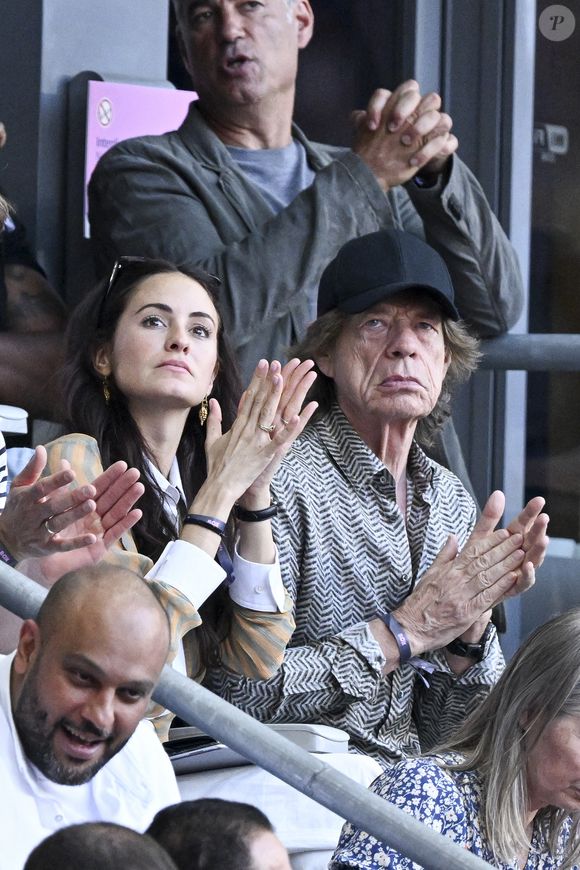 Mick Jagger et sa compagne Melanie Hamrick assistent aux épreuves d'athlétisme lors des Jeux Olympiques de Paris2024 (JO), le 8 août 2024.
© Perusseau-Jacovides / Bestimage