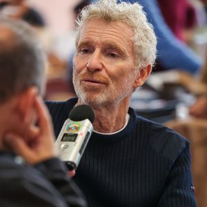 Denis Brogniart à la Hall Georges Brassens de Brive-la-Gaillarde pour la 43ème Foire du livre de Brive, le 7 novembre 2025. ©Jean-Marc LHOMER/Bestimage.