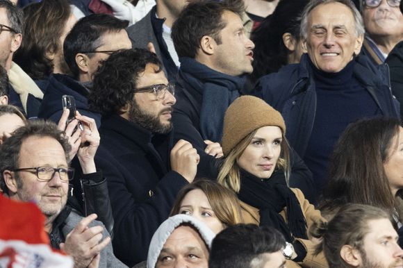 Maxim Nucci (Yodelice) et sa compagne Isabelle Ithurburu dans les tribunes lors du match de rugby du Tournoi des 6 Nations opposant la France à l'Angleterre au stade de France, à Saint-Denis, Seine Saint-Denis, France, le 19 mars 2022. © Cyril Moreau/Bestimage