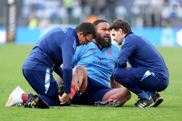 Uini Atonio, une star du XV de France, a été hospitalisée après un problème cardiaque.

Uini Atonio (France) pendant l'échauffement du match de rugby des Six Nations entre l'Italie et la France au stade Olimpico de Rome (Italie), le 23 février 2025.

Inside/Psnewz/Bestimage