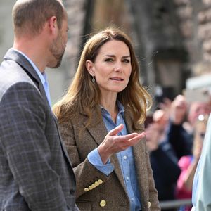 Le prince William, prince de Galles, et Catherine (Kate) Middleton, princesse de Galles, duc et duchesse de Rothesay, visitent la ville de Tobermory en Ecosse, Royaume Uni, le 29 avril 2025. © Backgrid UK/Bestimage
