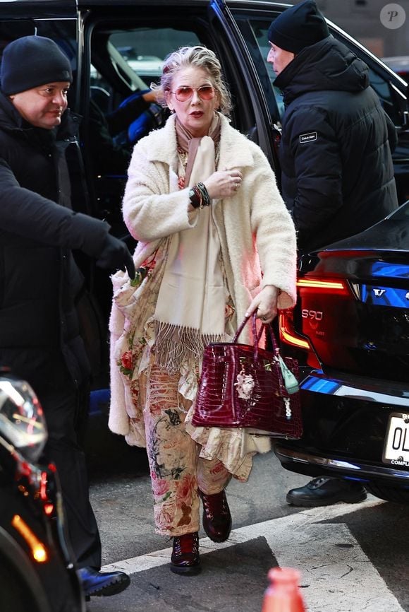 L'actrice Melissa Gilbert rayonne de charme dans sa robe à fleurs et ses bottes en cuir rouge alors qu'elle arrive aux studios de Good Morning America à New York.
©Bestimage