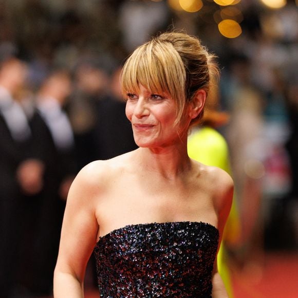 Elle estime ainsi qu'avec les grandes sommes d'argent qu'elle gagne avec son métier de comédienne, elle peut se permettre d'acheter "de bonnes crèmes".

Marina Foïs - Montée des marches du film « La femme la plus riche du monde » lors du 78ème Festival International du Film de Cannes, au Palais des Festivals à Cannes. Le 18 mai 2025
© Jacovides-Moreau / Bestimage