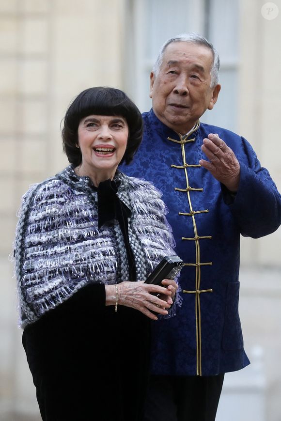 La chanteuse française Mireille Mathieu - Arrivée des invités au dîner d'Etat en l'honneur du président chinois Xi Jinping et de sa femme la Première Dame Peng Liyuan au palais présidentiel de l'Elysée à Paris, France, le 6 mai 2024. © Stéphane Lemouton / Bestimage