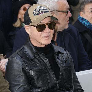 Étienne Daho - Dévoilement d'une plaque commémorative en hommage à Françoise Hardy (veille de ce qui aurait été le 82ème anniversaire) apposée sur la façade du 24 rue d'Aumale à Paris, France, le 16 janvier 2026, où la chanteuse a vécu son enfance et son adolescence jusqu'à ses premiers succès. En présence des élèves du département théâtre et jazz du Conservatoire municipal Nadia et Lili Boulanger. © Coadic Guirec/Bestimage