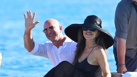 Après Venise, c’est en France que le patron d’Amazon Jeff Bezos, se relaxe avec son épouse : elle ne passe pas inaperçue !
