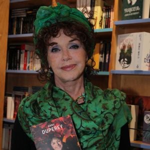 Anny Duperey - A.Duperey dédicace son livre "Respire, c'est de l'iode !" à la librairie La 25e Heure à Paris le 9 avril 2025. © Philippe Baldini / Bestimage