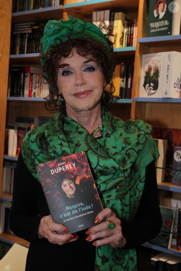 Anny Duperey - A.Duperey dédicace son livre "Respire, c'est de l'iode !" à la librairie La 25e Heure à Paris le 9 avril 2025. © Philippe Baldini / Bestimage