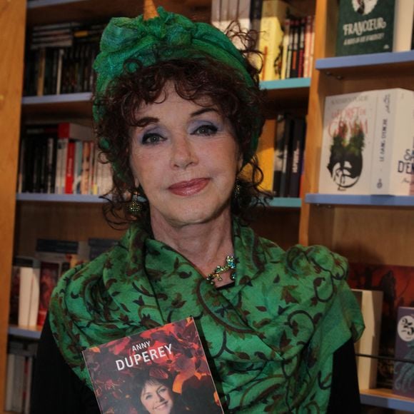 Anny Duperey - A.Duperey dédicace son livre "Respire, c'est de l'iode !" à la librairie La 25e Heure à Paris le 9 avril 2025. © Philippe Baldini / Bestimage