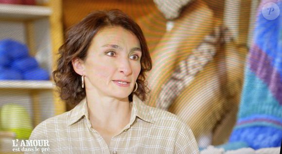 "Je ne suis pas tout à fait comblée, c'est pour ça que je me suis inscrite. Je voudrais penser à moi en tant que femme et plus seulement en tant que maman et travailleuse à temps plein", confie-t-elle dans son portrait. 

Géraldine, nouvelle candidate de "L'amour est dans le pré". M6