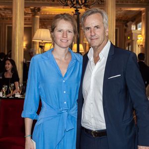 Après avoir fondé sa société de production "Ligne de Front", devenue au fil des années une référence dans le domaine du reportage et de l'investigation, le journaliste a vu deux de ses enfants, Caroline et Marc, rejoindre l'aventure.

Exclusif - Bernard de La Villardière et sa fille Caroline - 14ème édition du déjeuner "Pères et Filles" au Café de la Paix à Paris. Le 20 juin 2019
© Julio Piatti / Bestimage