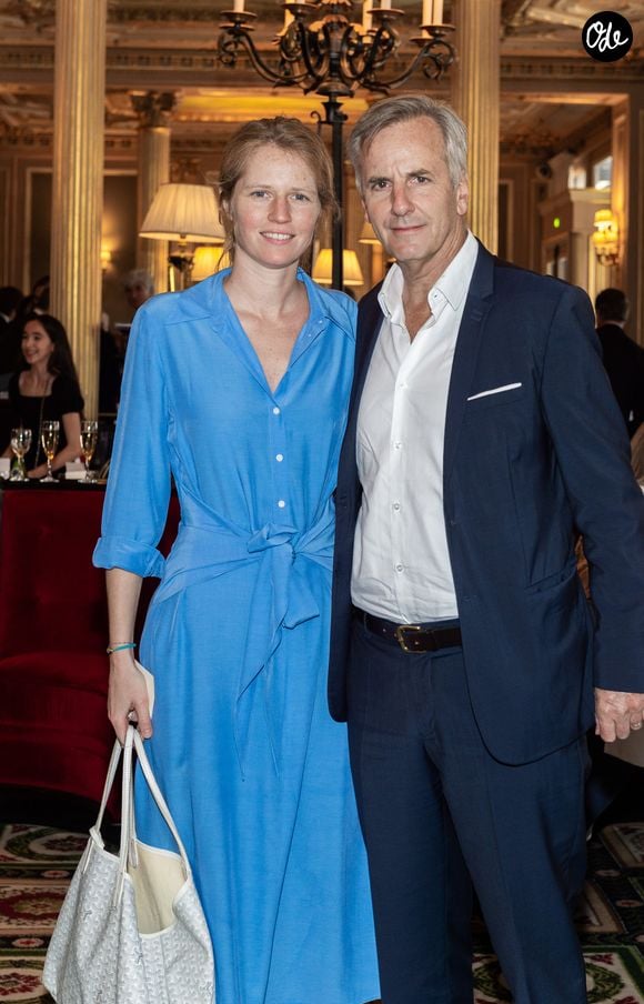 Après avoir fondé sa société de production "Ligne de Front", devenue au fil des années une référence dans le domaine du reportage et de l'investigation, le journaliste a vu deux de ses enfants, Caroline et Marc, rejoindre l'aventure.

Exclusif - Bernard de La Villardière et sa fille Caroline - 14ème édition du déjeuner "Pères et Filles" au Café de la Paix à Paris. Le 20 juin 2019
© Julio Piatti / Bestimage