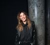 C'est seule qu'elle a foulé celui-ci, arrivant au rythme des tambours et d’instruments typiques du Moyen-Orient.

Clotilde Courau - Paris, FRANCE Des invités assistent au défilé Elie Saab Haute Couture Automne/Hiver 2025/2026 dans le cadre de la semaine de la mode à Paris, en France. © Backgrid USA / Bestimage