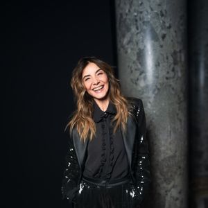 C'est seule qu'elle a foulé celui-ci, arrivant au rythme des tambours et d’instruments typiques du Moyen-Orient.

Clotilde Courau - Paris, FRANCE Des invités assistent au défilé Elie Saab Haute Couture Automne/Hiver 2025/2026 dans le cadre de la semaine de la mode à Paris, en France. © Backgrid USA / Bestimage