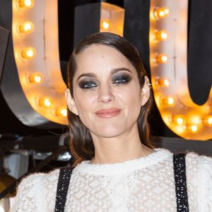 La relation entre Sinclair et Marion Cotillard a été dévoilée maladroitement lors d’une émission télé, provoquant un certain malaise.

Marion Cotillard - Photocall du défilé Chanel Collection Croisière 2024 au Paramount Studios à Los Angeles le 9 mai 2023. © Olivier Borde / Bestimage