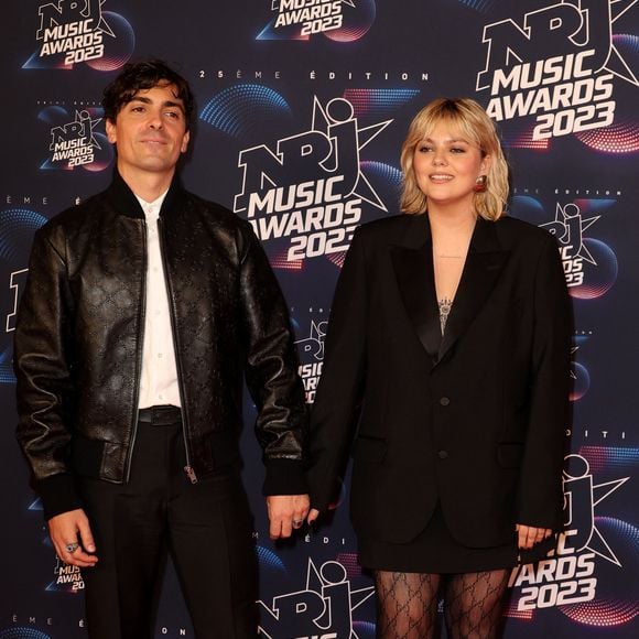 Florian Rossi et sa compagne Louane au photocall de la 25ème cérémonie des "NRJ Music Awards (NMA)" au palais des Festivals et des Congrès de Cannes, France, le 10 novembre 2023. © Dominique Jacovides/Bestimage