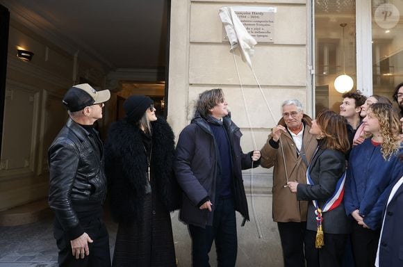 Étienne Daho, Thomas Dutronc, Jean-Marie Périer et Delphine Bürkli (maire du 9ème arrondissement de Paris) - Dévoilement d'une plaque commémorative en hommage à Françoise Hardy (veille de ce qui aurait été le 82ème anniversaire) apposée sur la façade du 24 rue d'Aumale à Paris, France, le 16 janvier 2026, où la chanteuse a vécu son enfance et son adolescence jusqu'à ses premiers succès. En présence des élèves du département théâtre et jazz du Conservatoire municipal Nadia et Lili Boulanger. © Coadic Guirec/Bestimage