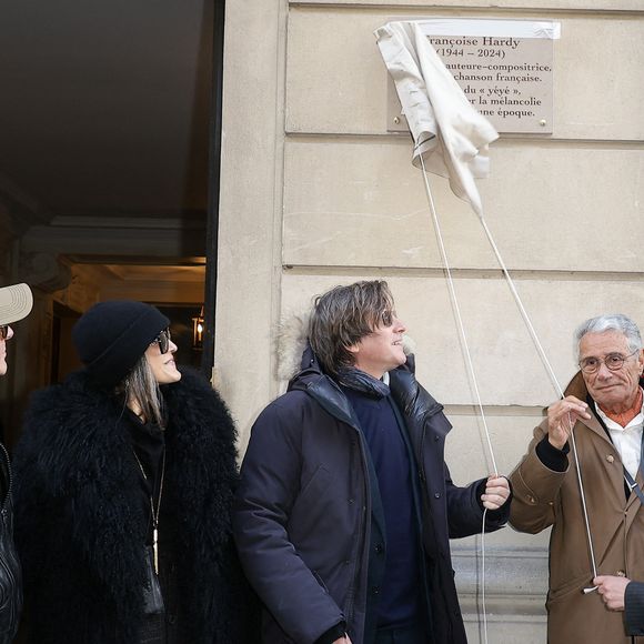 Étienne Daho, Thomas Dutronc, Jean-Marie Périer et Delphine Bürkli (maire du 9ème arrondissement de Paris) - Dévoilement d'une plaque commémorative en hommage à Françoise Hardy (veille de ce qui aurait été le 82ème anniversaire) apposée sur la façade du 24 rue d'Aumale à Paris, France, le 16 janvier 2026, où la chanteuse a vécu son enfance et son adolescence jusqu'à ses premiers succès. En présence des élèves du département théâtre et jazz du Conservatoire municipal Nadia et Lili Boulanger. © Coadic Guirec/Bestimage