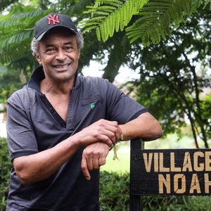 Yannick Noah a depuis longtemps quitté la France pour s'exiler au Cameroun, son pays d'origine. 

L'ancien sportif de tennis, Yannick Noah dans son village Noah, à Yaoundé, Cameroun, le 25 juillet 2022. © Stéphane Lemouton/Bestimage
