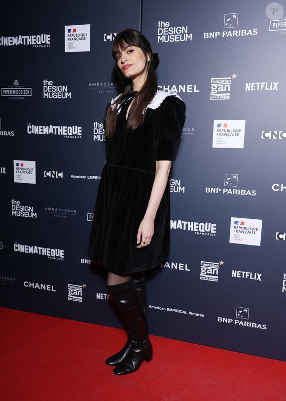 Sans honte, elle admet que la maternité est loin d'être une source de sérénité.

Clara Luciani - Vernissage de l'exposition de 'Wes Anderson' à la Cinémathèque Française de Paris le 17 mars 2025. © Denis Guignebourg/Bestimage