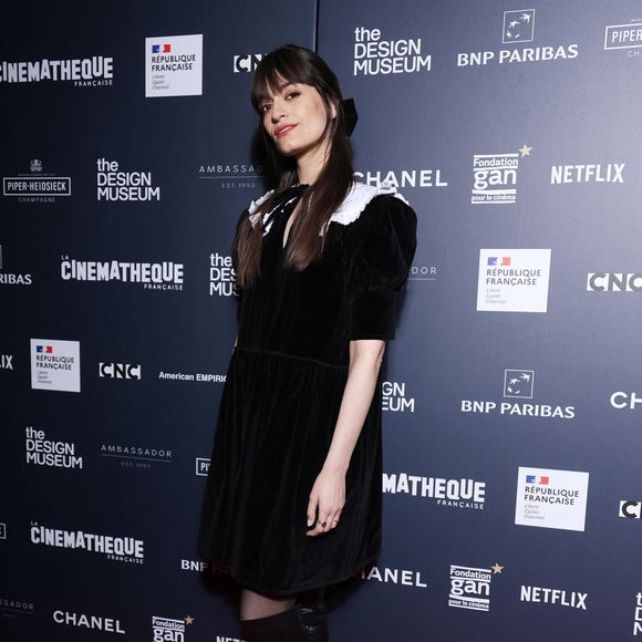 Sans honte, elle admet que la maternité est loin d'être une source de sérénité.

Clara Luciani - Vernissage de l'exposition de 'Wes Anderson' à la Cinémathèque Française de Paris le 17 mars 2025. © Denis Guignebourg/Bestimage