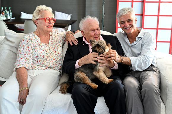 Exclusif - Rendez-vous avec Philippe Bouvard et sa femme Colette à leur domicile à Cannes, France, le 24 août 2022, pour une interview avec Cyril Viguier pour TV5 Monde. © Bruno Bebert/Bestimage