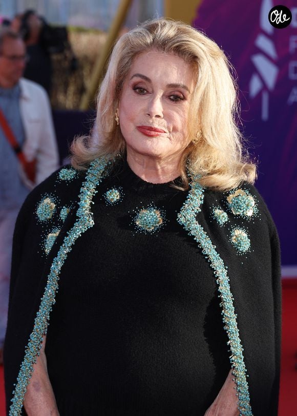 Le paysagiste Jacques Wirtz a imaginé ses jardins, dont une roseraie comptant environ 250 variétés.

Catherine Deneuve - Arrivées à la cérémonie de clôture de la 52ème édition du Festival du Cinéma Américain de Deauville le 12 septembre 2026. © Denis Guignebourg / Bestimage