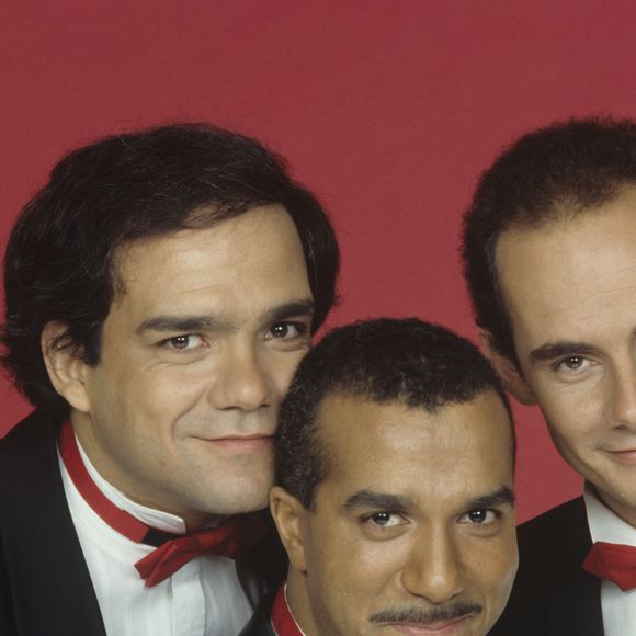 En France, à Paris, portrait studio sur fond rouge des Inconnus,  en décembre 1991.  ©MARIZY Michel - Archives.