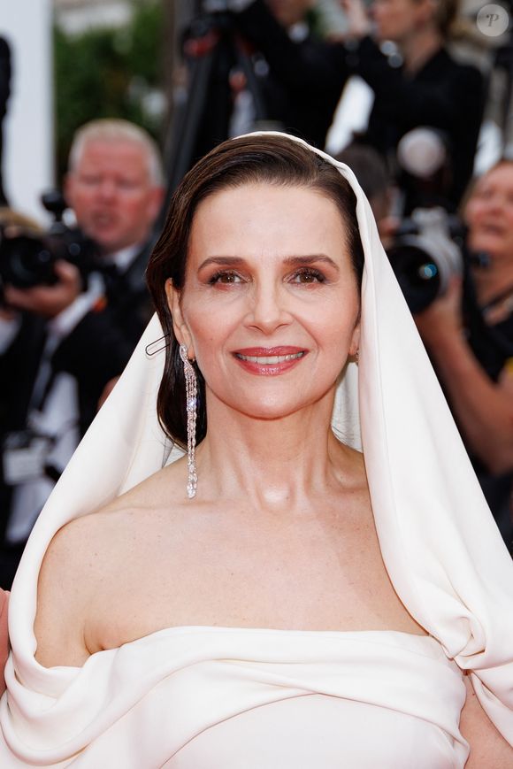 Le jury : Juliette Binoche - Montée des marches du film « Partir un jour » pour la cérémonie d’ouverture du 78ème Festival International du Film de Cannes, au Palais des Festivals à Cannes. Le 13 mai 2025
© Jacovides-Moreau / Bestimage