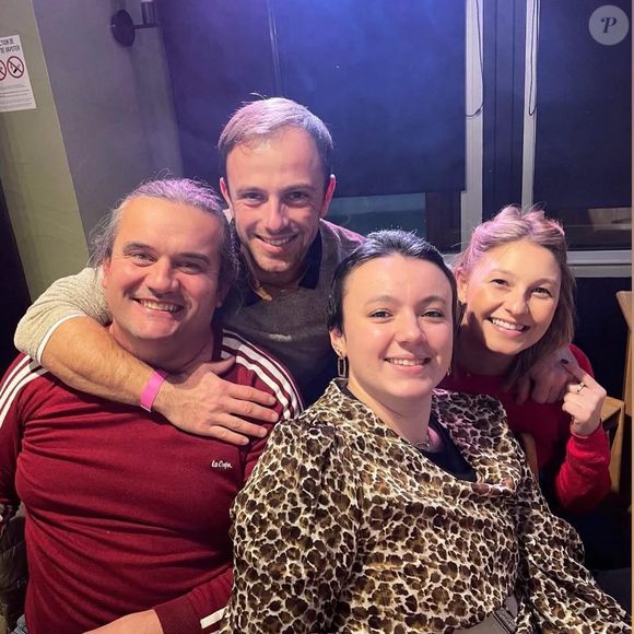 Julia et Ludovic de "L'amour est dans le pré" saison 19 avec d'autres candidats de l'émission M6 ©Instagram - julia_adp19