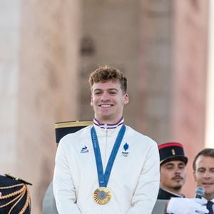 Léon Marchand, Emmanuel Macron - Remise des médailles par le président de la République à l'Arc de Triomphe aux athlètes lors de la parade des champions à l'occasion des Jeux Olympiques et Paralympiques Paris 2024, sur l'avenue des Champs-Elysées à Paris. Le 14 septembre 2024
© Perusseau-Ramsamy / Bestimage