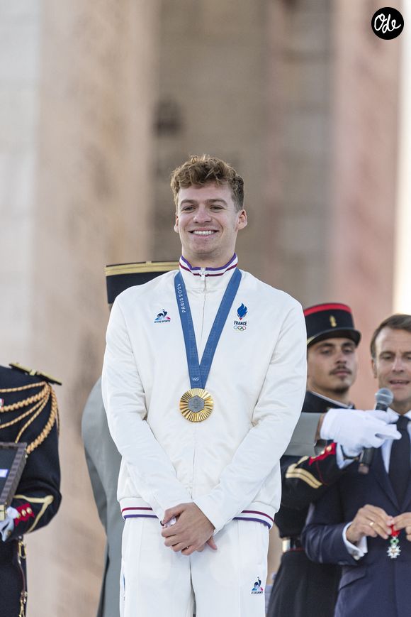 Léon Marchand, Emmanuel Macron - Remise des médailles par le président de la République à l'Arc de Triomphe aux athlètes lors de la parade des champions à l'occasion des Jeux Olympiques et Paralympiques Paris 2024, sur l'avenue des Champs-Elysées à Paris. Le 14 septembre 2024
© Perusseau-Ramsamy / Bestimage