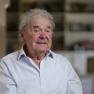 À 91 ans, le chanteur a reçu la journaliste Audrey Crespo-Mara chez lui, à Nangis en Seine-et-Marne, pour "Sept à Huit".

Pierre Perret ouvre les portes de sa maison en région parisienne.