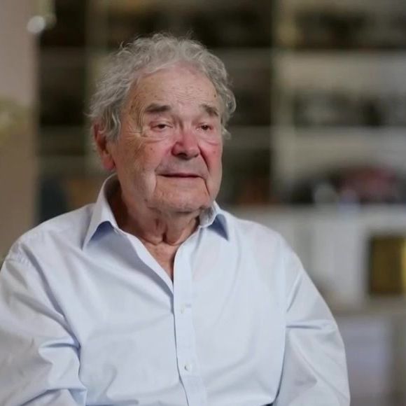 À 91 ans, le chanteur a reçu la journaliste Audrey Crespo-Mara chez lui, à Nangis en Seine-et-Marne, pour "Sept à Huit".

Pierre Perret ouvre les portes de sa maison en région parisienne.