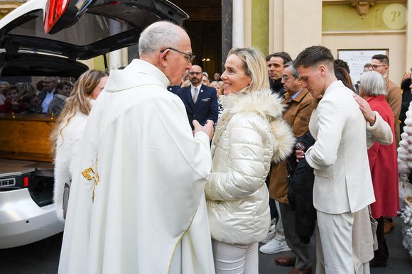Jacques Olive (premier mari d'Évelyne Leclercq et père de Céline), Céline Olive (fille de E.Leclercq), sa fille Ondine (petite-fille de E.Leclercq) et son fils Benjamin costume crème (petit-fils de E.Leclercq) avec le prêtre à la sortie des obsèques d'Evelyne Leclercq en la cathédrale Sainte-Réparate de Nice, France, le 13 janvier 2026. Une tenue blanche ou claire est souhaitée pour la cérémonie. Ni fleurs, ni couronnes. Selon la volonté de la défunte Evelyne, des dons en faveur du pôle cancérologie Arnault Tzanck pourront être effectués par chèque à l'ordre de FDD AAT ou via un lien numérique HelloAsso - Campagne de dons, Institut du Cancer de Mougins. © Bruno Bebert/Bestimage