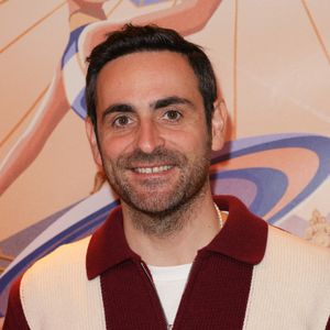 "Ce qui devait être une aventure de trois mois s’est transformé en deux années d’antenne de complicité et de fous rires partagés avec les auditeurs de NRJ. Une belle parenthèse qui se fermera avec le sourire à la fin de la saison", lit-on dans le communiqué.

Camille Combal au photocall de la générale du spectacle "Tempo" du Cirque d'Hiver Bouglione à Paris, France, le 18 octobre 2025. © Coadic Guirec/Bestimage