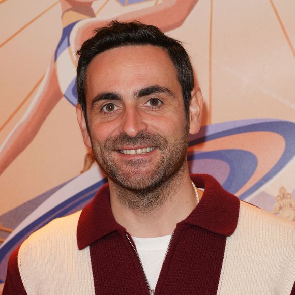 "Ce qui devait être une aventure de trois mois s’est transformé en deux années d’antenne de complicité et de fous rires partagés avec les auditeurs de NRJ. Une belle parenthèse qui se fermera avec le sourire à la fin de la saison", lit-on dans le communiqué.

Camille Combal au photocall de la générale du spectacle "Tempo" du Cirque d'Hiver Bouglione à Paris, France, le 18 octobre 2025. © Coadic Guirec/Bestimage