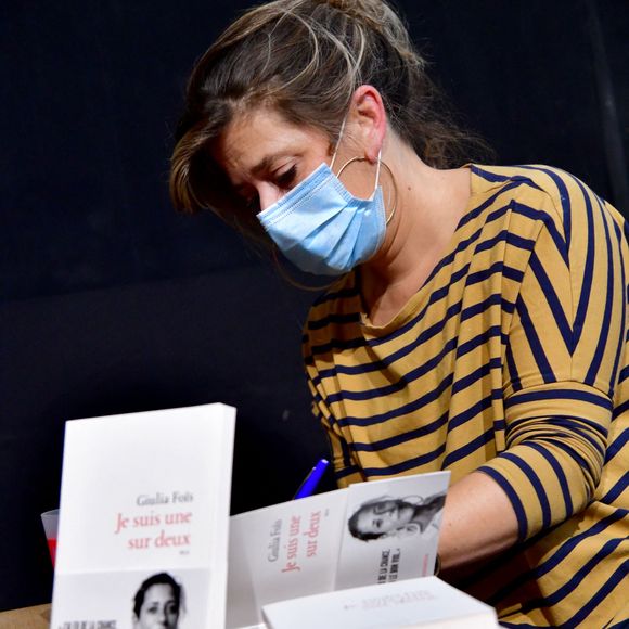 Giulia Foïs (soeur de Marina Foïs), la journaliste écrivain, est à Nice, le 15 octobre 2020, dans le cadre de la vingtième édition du Festival C'est Trop Court, pour y présenter son nouveau livre "Je suis une sur deux". © Bruno Bebert / Bestimage