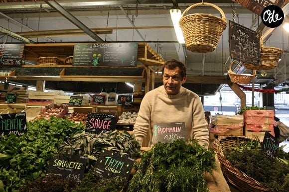 Dès qu'il le peut, il quitte son duplex parisien pour se ressourcer dans les Vosges.

Exclusif - Laurent Mariotte à la rencontre des commerçants du Marché des Capucins à Bordeaux, lors du tournage de son émission culinaire "Les petits plats de Laurent", le 21 janvier 2026. 
© Fabien Cottereau / Bestimage